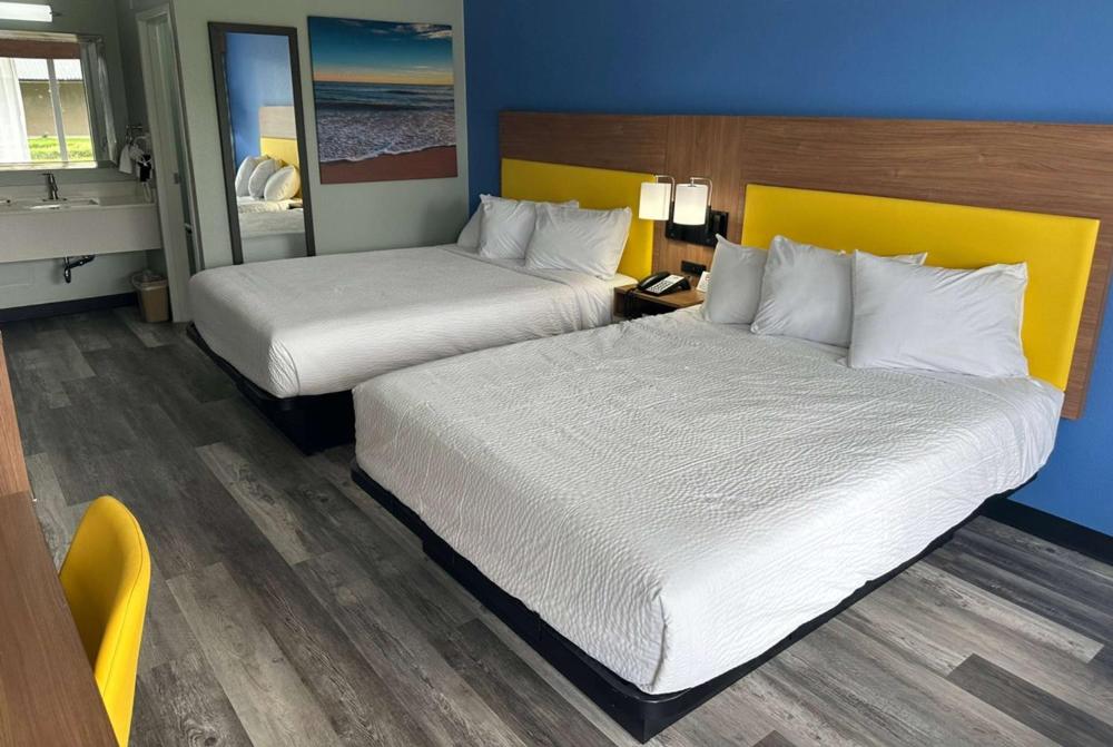 Queen Room with Two Queen Beds - Non-Smoking interior